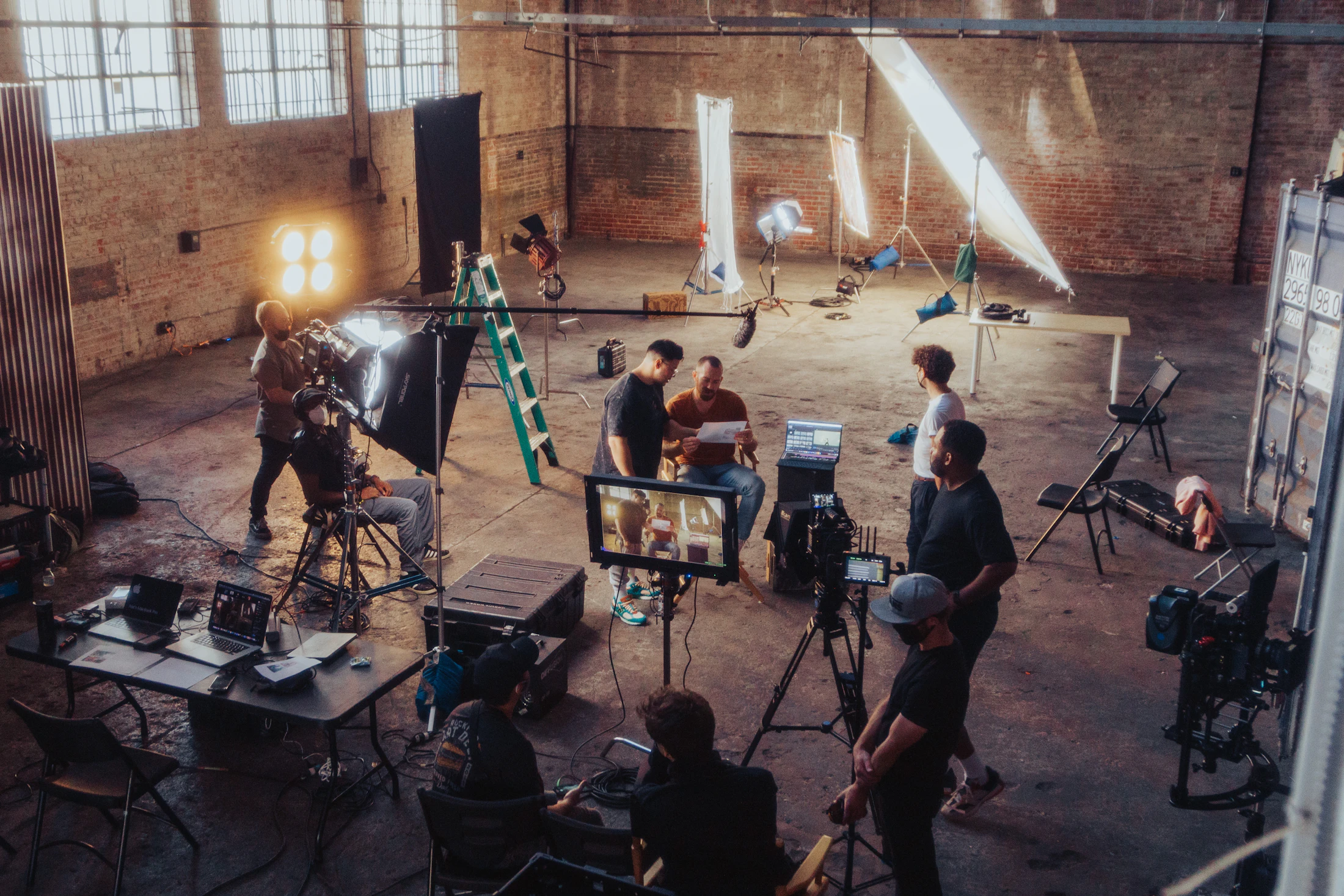 Professionelles Filmset mit Kamerateam und Lichttechnik