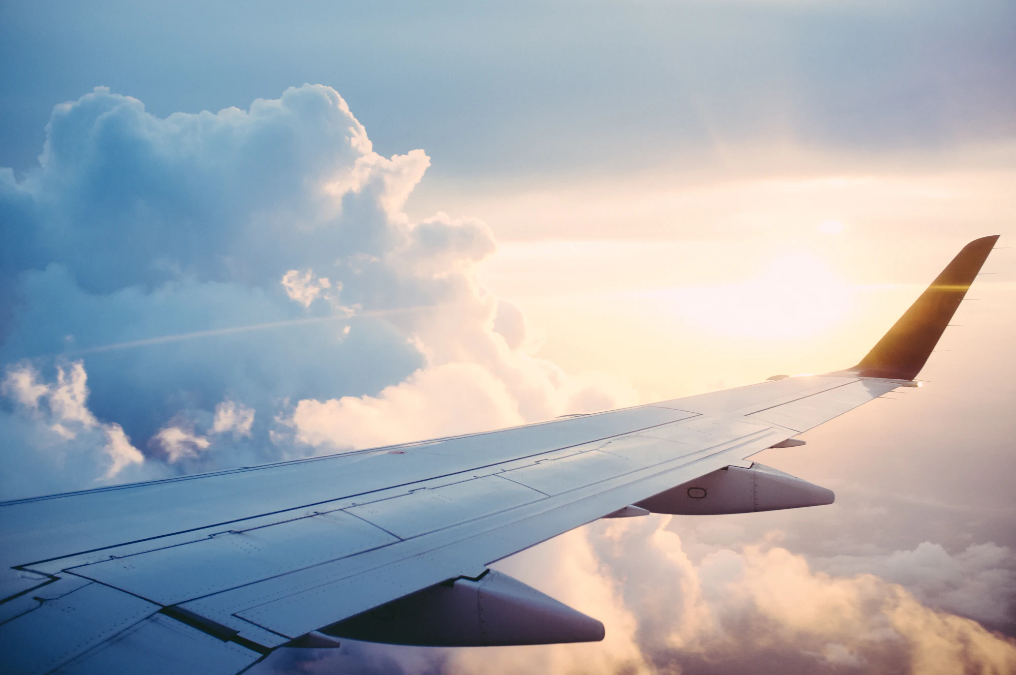 Tragfläche eines Flugzeugs über den Wolken