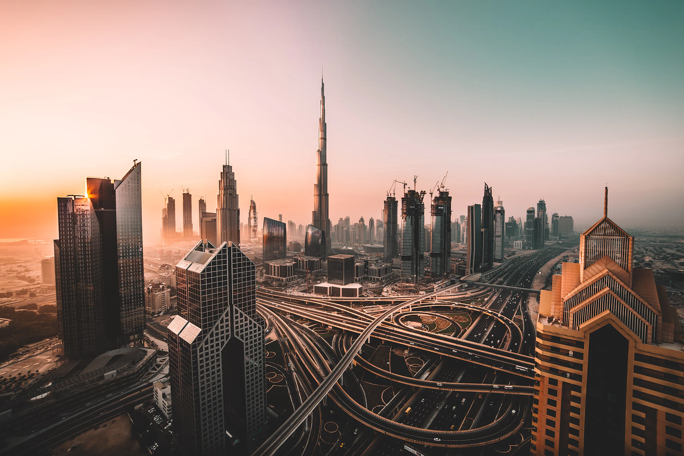 Skyline von Dubai bei Sonnenaufgang