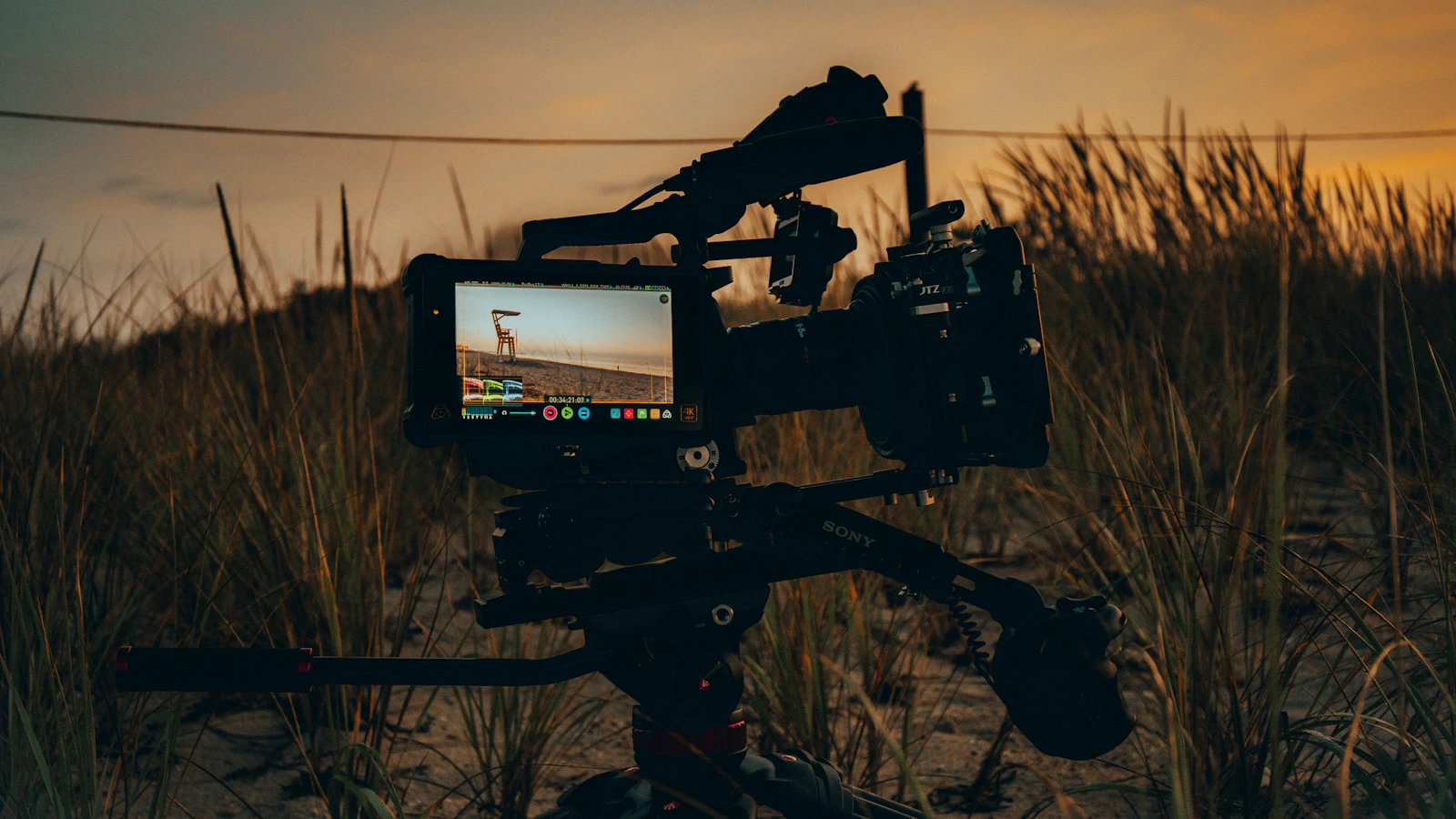 Kino-Kamera bei einem Außendreh im Abendlicht