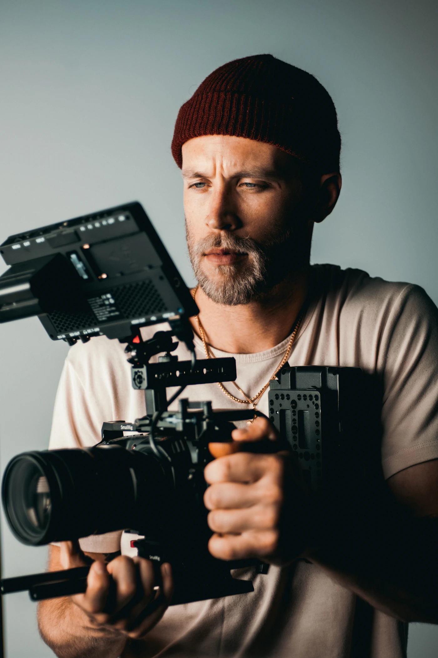 Kameramann mit professioneller Filmkamera